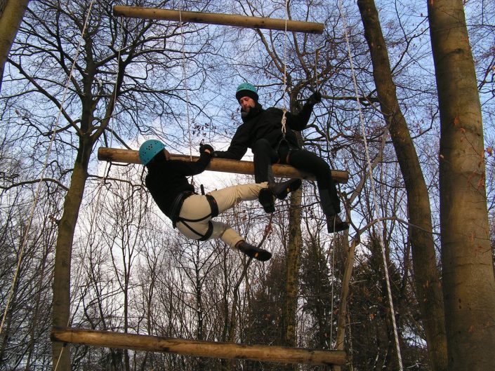 Kletterübungen auf dem Klettergelände der Naturerlebnisschule