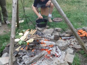 Essen kochen an der Nesbi im Rahmen der Ausbildung zum Naturtrainer